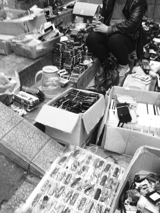 通訊市場內,隨處可見大量的舊手機配件。