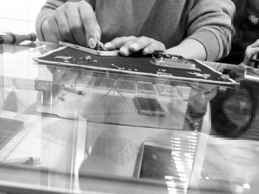 一位老板正在翻新手機。