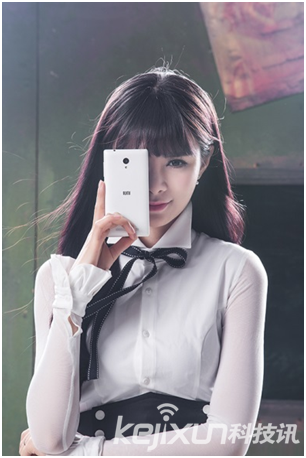 全民女神沈夢辰出席艾優尼泡芙小姐手機發布會