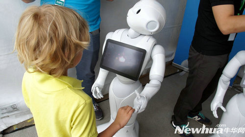 Pepper使用體驗:外形可愛的“陪伴型”情感機器人