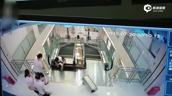 視頻：女子被攪入手扶電梯身亡 太慘了！