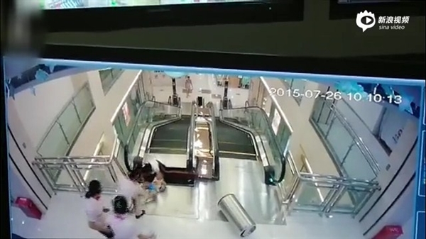 視頻：女子被攪入手扶電梯身亡 太慘了！