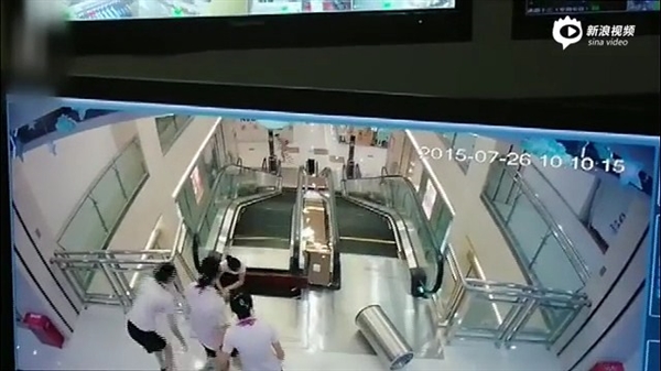 視頻：女子被攪入手扶電梯身亡 太慘了！