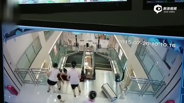 視頻：女子被攪入手扶電梯身亡 太慘了！