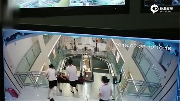 視頻：女子被攪入手扶電梯身亡 太慘了！