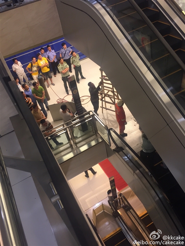 視頻：女子被攪入手扶電梯身亡 太慘了！