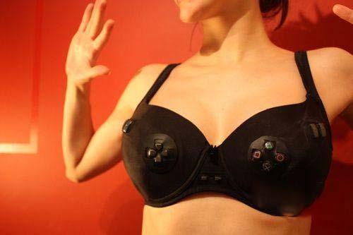 胸罩當(dāng)手柄!女朋友與游戲的完美結(jié)合