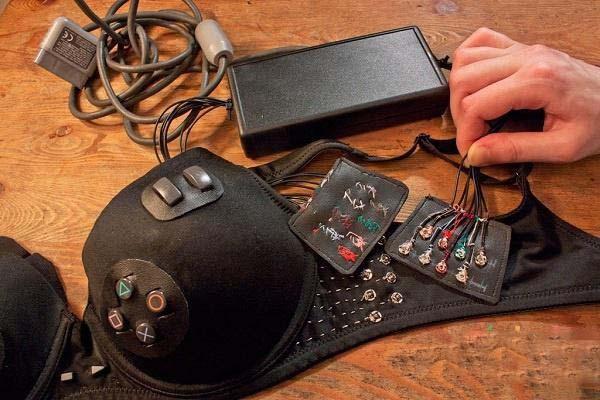 胸罩當(dāng)手柄!女朋友與游戲的完美結(jié)合