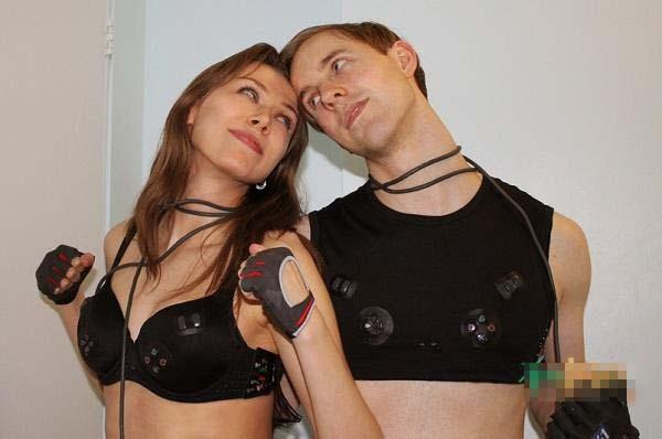 胸罩當(dāng)手柄!女朋友與游戲的完美結(jié)合