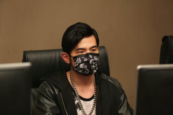 LOL周杰倫攜miss娃娃直播首秀 不負眾望怒拿三殺!