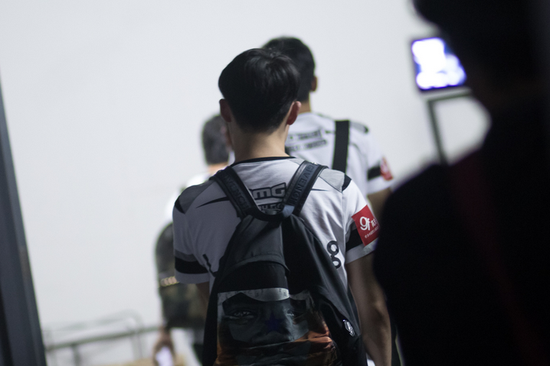 LOL國(guó)外玩家熱議OMG出局:靈藥無(wú)狀態(tài)背鍋