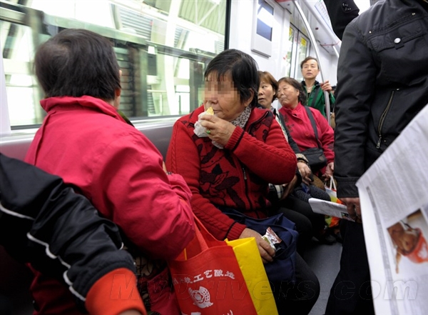 深圳：地鐵車站和車廂內(nèi)飲食罰500元