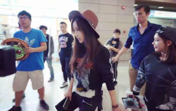 樸妮嘜首秀彈幕爆炸 十分鐘20萬(wàn)人圍觀