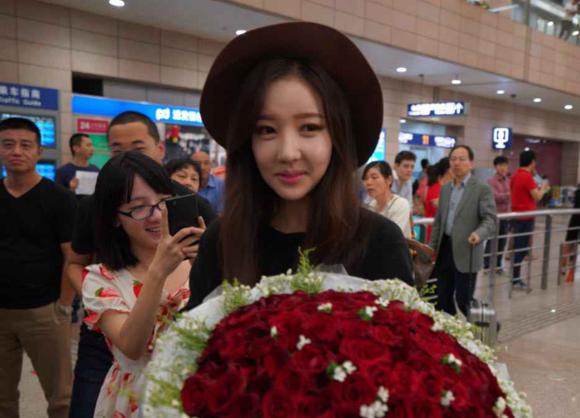 樸妮嘜首秀彈幕爆炸 十分鐘20萬(wàn)人圍觀