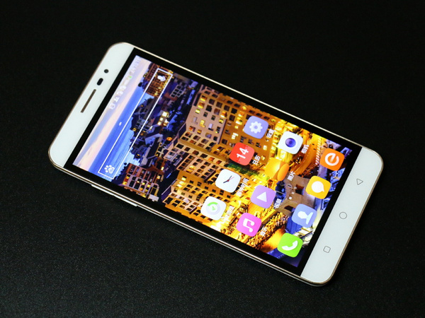 超薄機身設計 酷派鋒尚2真機高清圖