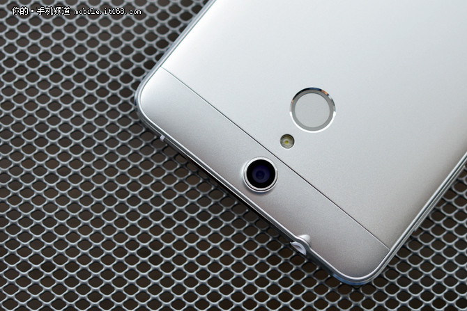 外觀:金屬機身質感不錯