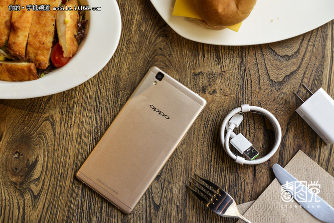 全網(wǎng)通大容量電池 OPPO R7S發(fā)布