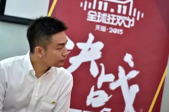 10月28日，廣州某商家在辦公室內掛出“決戰雙十一”的口號。記者走訪廣州多家網商看到，相比往年，商家大多提早開始為“雙11”網購狂歡節做準備，生產、營銷、物流等環節都已進入臨戰狀態。(梁旭攝影)。