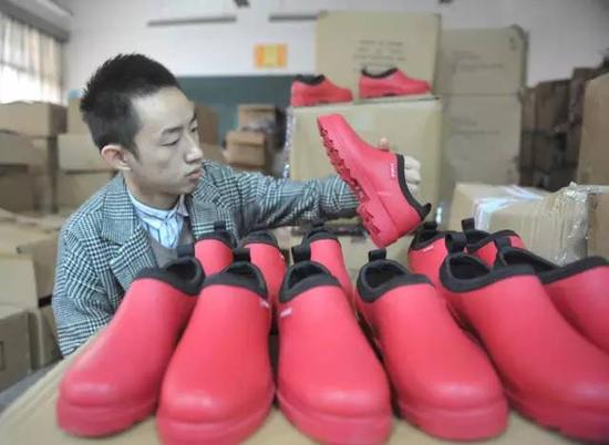 10月31日，在浙江農林大學創業孵化園內，一名大學生在電子商務公司倉庫內登記鞋子型號。隨著“雙十一”臨近，浙江農林大學創業孵化園內的大學生電商們開始備足貨源，策劃促銷方案，迎接購物大潮。(胡劍歡攝影)