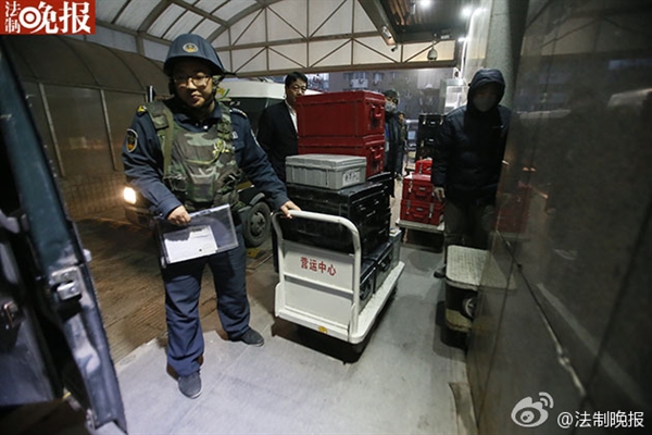 新版人民幣出庫實拍!43輛特種車排隊取運