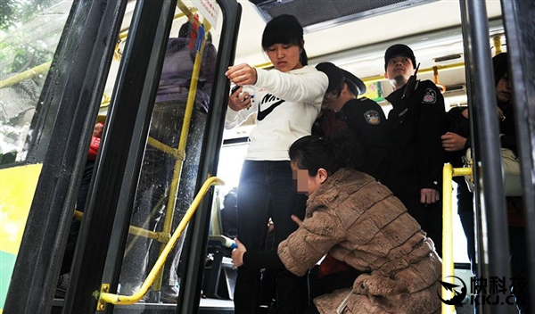 怎么看？女子公交車上丟手機 乘客下車要搜身