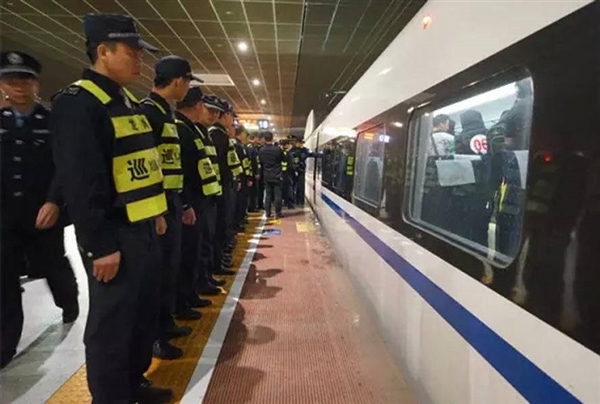 深圳警方破獲特大電信詐騙案：抓了一車廂騙子