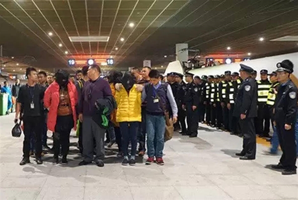 深圳警方破獲特大電信詐騙案：抓了一車廂騙子