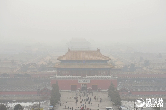 北京首次啟動(dòng)霧霾紅色預(yù)警!<a href=/smart/qiche/ target=_blank class=infotextkey>汽車</a>限行 中小學(xué)停課