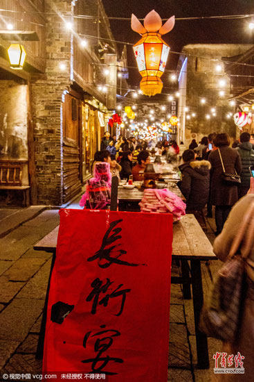 浙江省桐鄉市烏鎮西柵景區火樹銀花不夜天,游客游覽購物、摩肩接踵,感受水鄉古鎮的夜晚風情。(圖片作者:王子瑞)