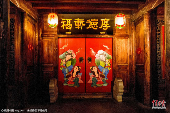 《烏鎮剪影》曾贊“一個現代文明影響不大的世界 一張古老色彩依然濃重的史頁”。那么這場由中國舉辦的規模最大、層次最高的互聯網大會緣何選擇烏鎮作為永久會址?