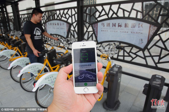 烏鎮運用二維碼技術實現全鎮公共自行車系統智慧化運營,26個自行車點、61個車棚、8個崗亭,讓出行變得更智能、便捷、低碳,充分展示烏鎮旅游智慧化的新面貌。烏鎮建立智能化公共自行車租賃系統,是率先之舉,只要用手機掃一掃二維碼,便可免費租用自行車了。(圖片作者:沈志成)