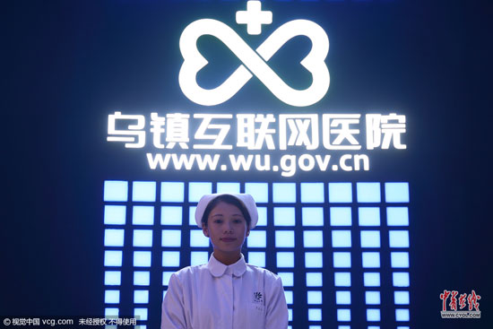 通過連接全國1500多家重點醫院的掛號網站,可以為病人提供專業便捷的服務,實現醫療O2O模式。在掛號網上,平臺連接醫生和病人,在線上,病人完成掛號、預診,根據病情,再找到“對口”的醫生,到線下進行面診,接著將檢查檢驗、診斷結果傳回到線上,最后由線上完成復診。(圖片作者:沈志成)