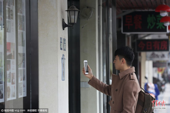 通過給每家商鋪一個對應二維碼,游客可通過手機掃碼的方式,了解店鋪的詳細信息等,也可實現對店鋪進行評價投訴等。 (圖片作者:沈志成)