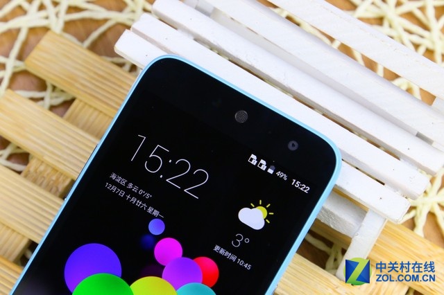 中興Blade A1配有5英寸大小的HD屏，聯(lián)發(fā)科MT6735處理器以及2GB+16GB的內(nèi)存組合，運行全新基于Android5.1系統(tǒng)的Mifavor3.2系統(tǒng)。拍照端該機則配備有1300萬像素+800萬像素鏡頭的組合，還有2800毫安時的電池，并且可以支持雙卡雙待。