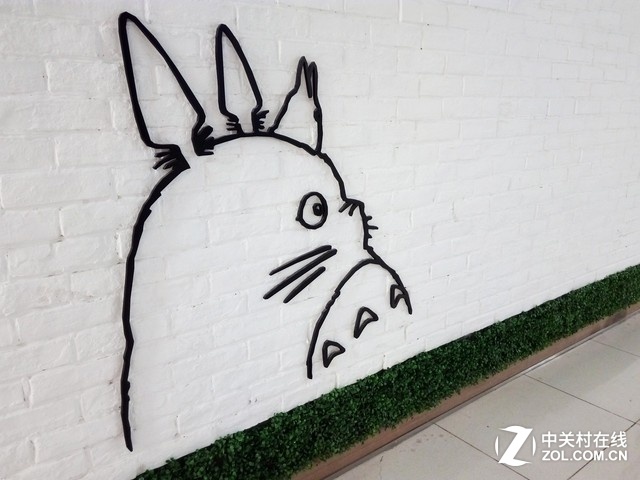 下班之后的中關村附近,商場熱鬧非凡,一只龍貓引起了筆者的興趣。