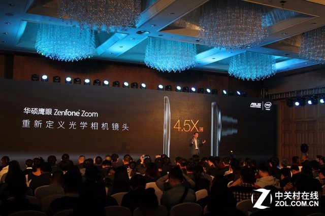 華碩鷹眼采用了獨特的潛望鏡設計，光學變焦也不會使鏡頭伸縮，因此機身比同類光變手機要薄4.5倍。