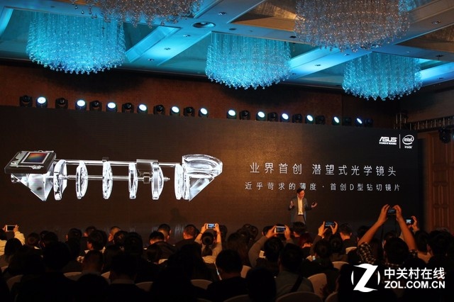 采用潛望鏡設(shè)計(jì),既擁有光學(xué)變焦功能,同時(shí)又保證了機(jī)身纖薄。