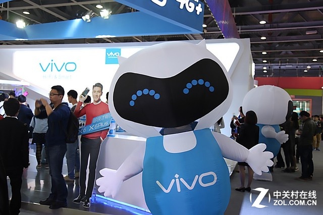 在咱會(huì)現(xiàn)場(chǎng),前來(lái)vivo展臺(tái)參觀的用戶絡(luò)繹不絕,十分熱情的在展臺(tái)上體驗(yàn)vivo的新品。
