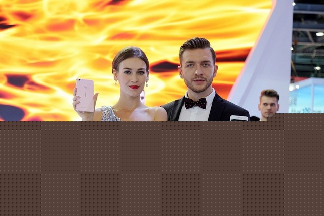 vivo X6&X6Plus支持分屏多任務(wù),可以實(shí)現(xiàn)在同一屏幕一邊看視頻、一邊聊<a href=/tags/29-0.html target=_blank class=infotextkey>微信</a>,并搭載了熄屏解鎖僅0.4秒、亮屏解鎖僅0.2秒的360度極速按壓式指紋識(shí)別。