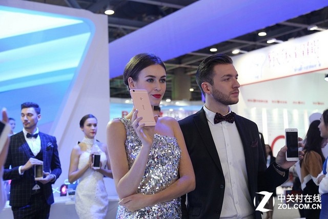 新機(jī)采用PDAF相位對(duì)焦,讓其對(duì)焦速度僅0.1秒,配備極速追焦、防拖影功能。而vivo自主研發(fā)的雙引擎閃充則讓其擁有兩倍充電速度。