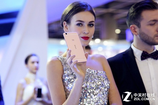 而玫瑰金版的vivo X6Plus更是首度與用戶見(jiàn)面,吸引了眾多目光。