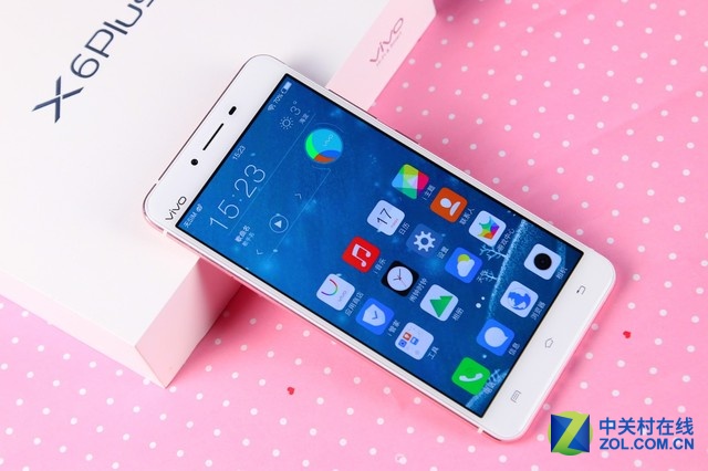 vivo X6Plus在采用64位8核處理器+4GB超大運存的同時，搭載了5.7英寸的超大屏幕，同時還內置了64GB超大的存儲容量，并同樣支持最大128GB的內存卡拓展，vivo X6Plus還將電池容量升級到3000毫安的超大電池，配合雙引擎閃充功能讓續航更加長久，充電更加方便。vivo X6Plus和X6一樣，采用了2.5D弧面玻璃配合金屬占比達到業內最高的98.3%的一體化機身。