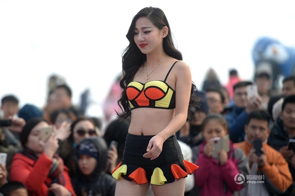 沒法直視！零下3度女大學生集體泳裝：只為1萬獎金