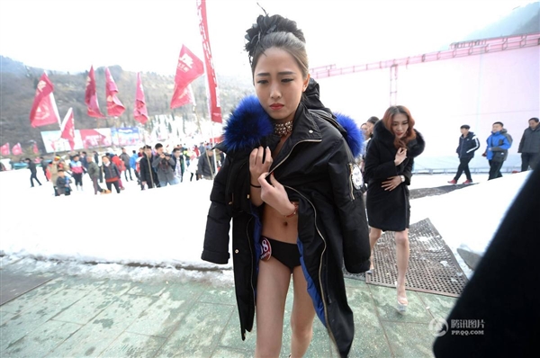 沒法直視！零下3度女大學生集體泳裝：只為1萬獎金