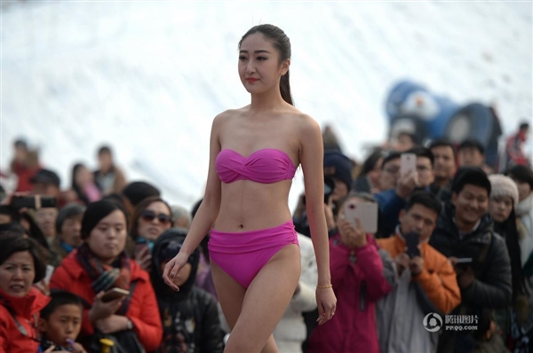 沒法直視！零下3度女大學生集體泳裝：只為1萬獎金