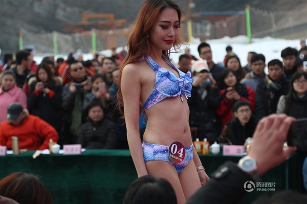 沒法直視！零下3度女大學生集體泳裝：只為1萬獎金