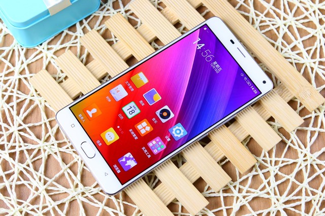 金立M5 Plus的身體內藏著一塊容量5020mAh的電池,在目前電池研發制造技術無法取得突破的大背景下,更大的電池容量絕對意味著更久的續航時間,這對于喜歡大屏娛樂機型的用戶來說,不僅6.0英寸大屏讓視覺爽了,更久的續航讓體驗也爽了。