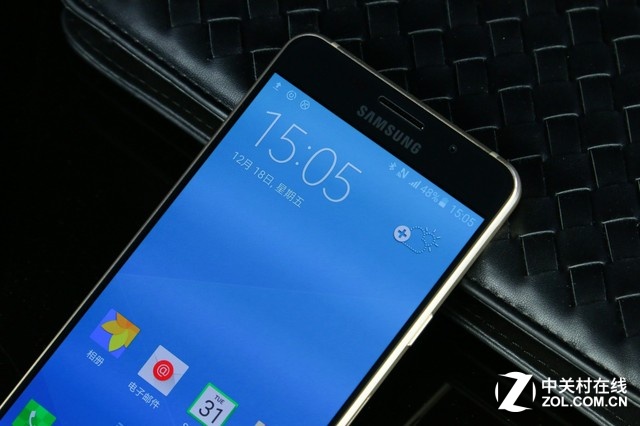 三星Galaxy A5 2016版在外觀和性能上獲得了全面提升，讓其在中端和年輕用戶市場(chǎng)持續(xù)保持競(jìng)爭(zhēng)力。在外形上Galaxy A5 2016版放棄了傳統(tǒng)金屬設(shè)計(jì)，加入了更具活力的雙面玻璃元素，更符合年輕用戶群體的口味，正面首次使用流行的2.5D康寧大猩猩玻璃，視覺(jué)圓潤(rùn)通透，手感細(xì)膩飽滿，曲面玻璃和金屬側(cè)邊的緊密結(jié)合也再次彰顯了三星強(qiáng)大的工藝設(shè)計(jì)能力。