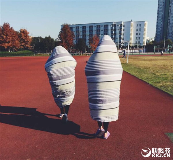 女生裹被走紅網絡 網友:行走的“粽子”