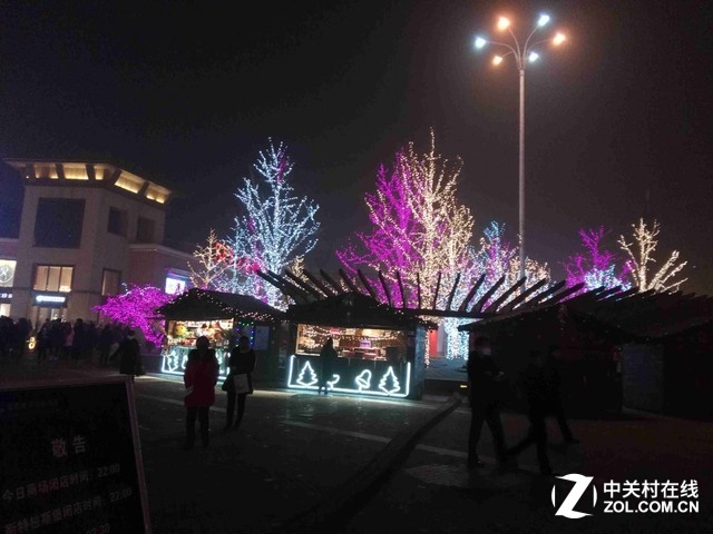 在節日的氛圍下，夜晚到處霓虹閃爍。